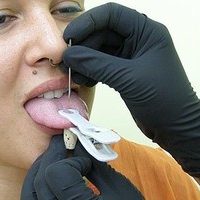 piercing-lengua-tattoo-me-fuengirola