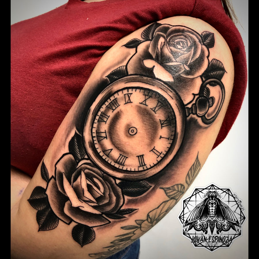 Tatuaje de un reloj con rosas en el hombro - tattoo me - Fuengirola -  Tatuajes - Piercings - Micropigmentación